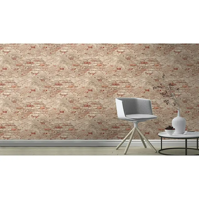 Rasch Vliestapete Bruchstein - Rot/Rostbraun, Steinoptik, 10,05 x 0,53 m - Einrichtung mit einer roten Ziegelmauer-Tapete im Hintergrund, einem Stuhl und einem Tisch. Perfekt für stilvolle Raumgestaltung.