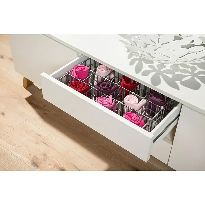 Ruco Schubladeneinsatz - L x B x H: 42 x 23 x 7,5 cm, Grau, Kunststoff - Offene Schublade mit ordentlich gerollten, farbenfrohen Socken in einem weißen Sideboard, die ein stilvolles Aufbewahrungssystem zeigen.