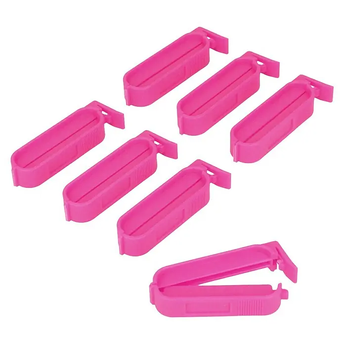 Metaltex Clips - 7 Stk., L x B x H: 6 x 1,2 x 1,2 cm - Nahaufnahme von sieben pinkfarbenen, länglichen Clipverschlüssen, die zum Verschließen von Tüten dienen und eine luftdichte Versiegelung gewährleisten.