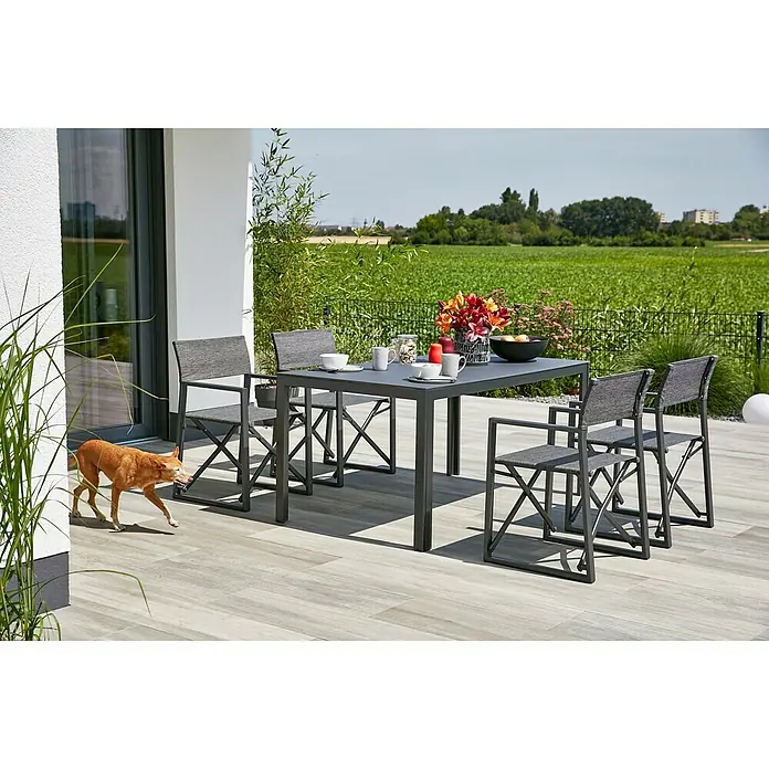Sunfun Maja Gartenstuhl - Textilen, Klappbar, Anthrazit, B x T x H: 55 x 53 x 85 cm - Ein graues Gartentischset mit vier Stühlen auf einer Terrasse, ideal für Mahlzeiten im Freien mit Familie und Freunden.