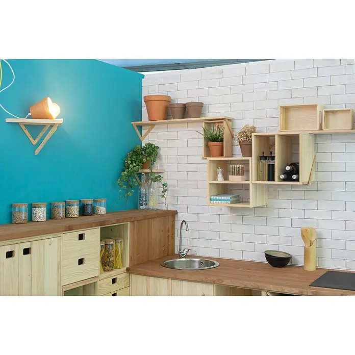 Astigarraga Triangle Soporte de estanterías - L x Al: 20 x 20 cm, Carga soportada: 20 kg, Natural - Interior de cocina con armarios de madera, estanterías y encimera, creando un ambiente rústico y natural. El color claro destaca la veta natural de la madera.