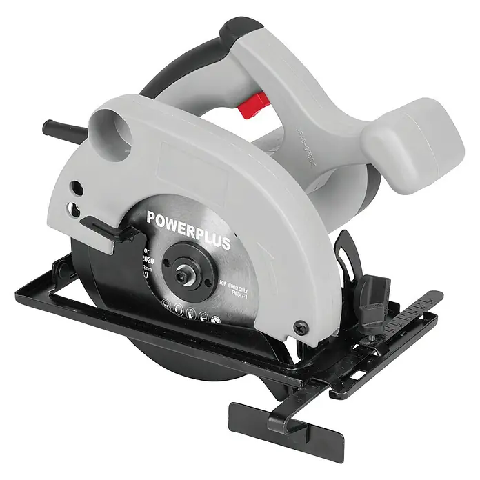 PowerPlus Sierra circular de mano POWC2020 - 800 W, Diámetro hoja de sierra: 140 mm, Profundidad de corte a 90 °: 45 mm - La sierra circular Powerplus es una herramienta para cortar madera. Es gris, tiene una base negra y un botón rojo para su funcionamiento.