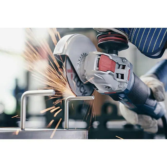 Bosch Professional X-Lock Trennscheibe Multi Construction - 125 mm, Geeignet für: Metall - Einhandwinkelschleifer beim Bearbeiten von Metall, Funken fliegen. Präzise Schnitte mit dem leistungsstarken Bosch X-Lock Winkelschleifer.