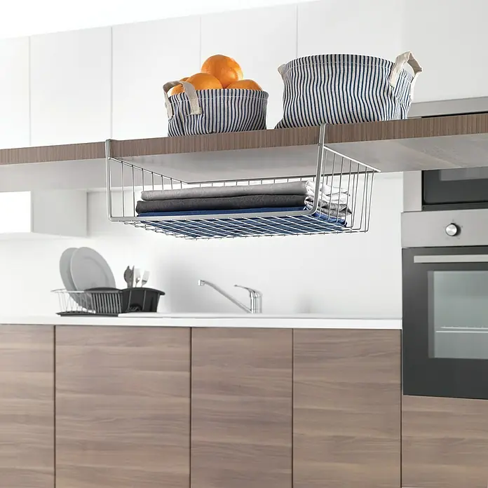 Metaltex Allzweck-Korb Kanguro 40 - L x B x H: 40 x 26 x 14 cm, Metall, Einhängen - Ein Küchenbild mit einem praktischen Hängekorb unter einem Regal, ideal zur Aufbewahrung von Küchentüchern und anderen Utensilien.