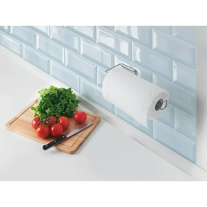 Metaltex Küchenrollenhalterung Multi Roll - L x B x H: 30 x 10 x 3 cm, Kleben - Ein Küchenstillleben mit einem Rollenhalter aus Metall, einer Papierrolle, Tomaten, Salat und einem Messer auf einem Schneidebrett.
