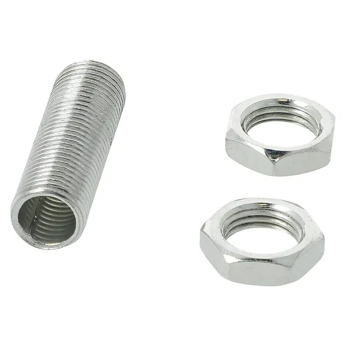 Voltomat Gewinderöhrchen M10x1 - 30 mm, Mit 2 Muttern - Ein silberner Nippel mit Gewinde und zwei silberne Sechskantmuttern, alle aus Metall, vor schwarzem Hintergrund.