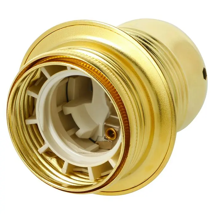 Voltomat Lampenfassung mit Außengewindemantel - E27, Metall, Vermessingt, Max. Anschlussleistung: 60 W, Messing - Nahaufnahme einer goldenen Lampenfassung mit Innengewinde und weißem Innenleben, isoliert vor schwarzem Hintergrund.
