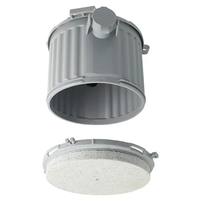 Kaiser Einbaudose HaloX 100 für Ortbeton 1281-00 - Durchmesser: 130 mm - Nahaufnahme eines grauen Luftbefeuchterfilters und -behälters, getrennt vor einem schwarzen Hintergrund.