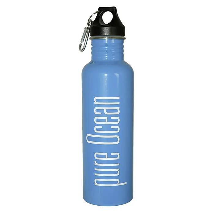 Yachticon Trinkflasche - 0,75 l, Edelstahl, Blau - Blaue Trinkflasche mit silbernem Karabinerhaken und der Aufschrift "Pure Ocean". Ideal für Sport und Outdoor-Aktivitäten.