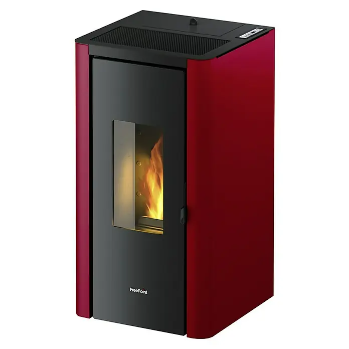 FreePoint Pelletofen Indigo - 7 kW, Raumheizvermögen: 57,6 m³ - 156 m³, Bordeaux - Das Bild zeigt einen modernen, roten FreePoint Pelletofen. Der Ofen hat eine schwarze Front und ein Sichtfenster mit lodernden Flammen.