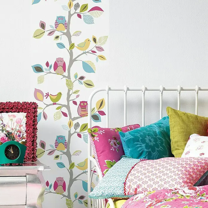 A.S. Création Designpanel pop.up - Eulen, Bunt, 35 cm x 2,5 m - Verspieltes Kinderzimmer mit farbenfroher Eulen-Tapete und passenden Kissen auf einem weißen Bett. Die perfekte Deko für ein fröhliches Ambiente.