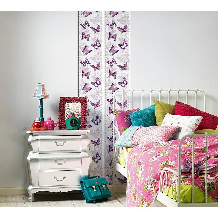 A.S. Création Designpanel pop.up - Violett/Weiß, 35 cm x 2,5 m - Ein Schlafzimmer mit einem weißen Bett und einem Nachttisch, der mit einer Lampe, einem Fotorahmen und einer Teekanne dekoriert ist.