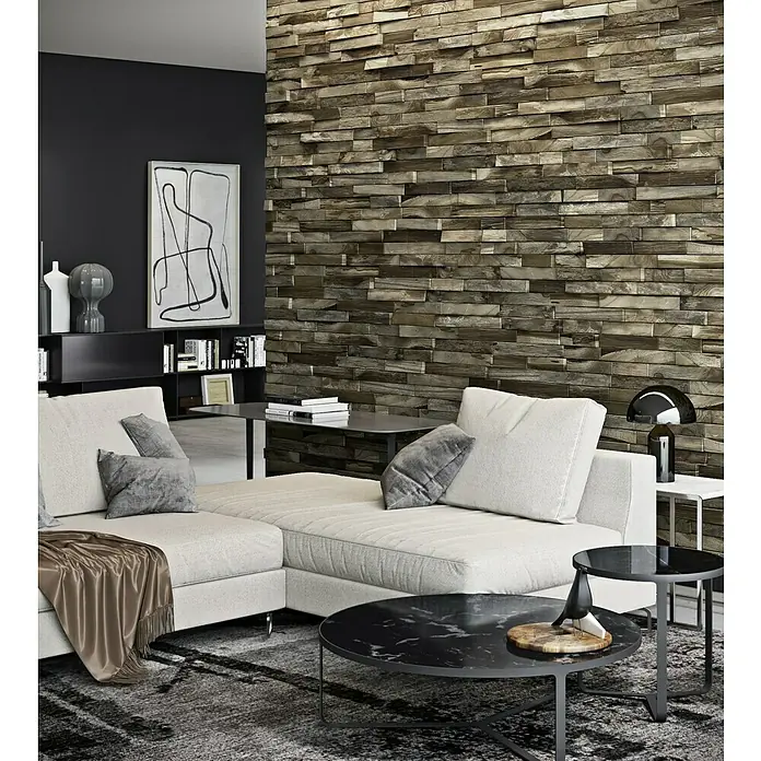 Indo Wandpaneel 3D Wall Elegance Nature - Teak, 500 x 200 x 10 mm - Elegantes Wohnzimmer mit stilvollem Sofa, Couchtischen und einer beeindruckenden Akzentwand. Die Einrichtung strahlt moderne Gemütlichkeit aus.