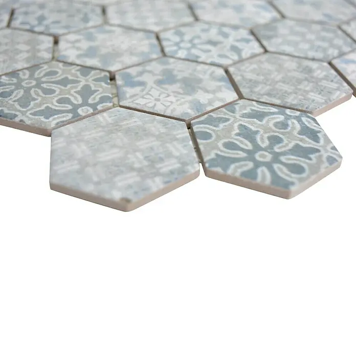 Mosaikfliese Hexagon HX CURIO A - 32,5 x 28,1 cm, Blau, Matt - Nahaufnahme von gemusterten, sechseckigen Zementmosaikfliesen in Grau- und Blautönen, ideal für ein stilvolles Interieur.