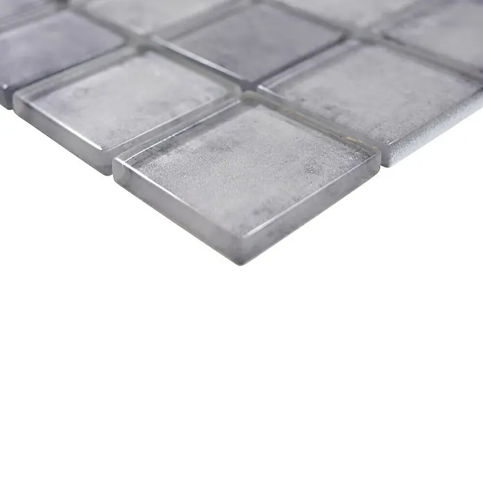 Mosaikfliese Quadrat Crystal SKY 456 - 30 x 30 cm, Grau, Glänzend - Nahaufnahme von hellgrauen quadratischen Glasmosaikfliesen mit einer leicht transparenten Oberfläche, ideal für moderne Innendesigns.