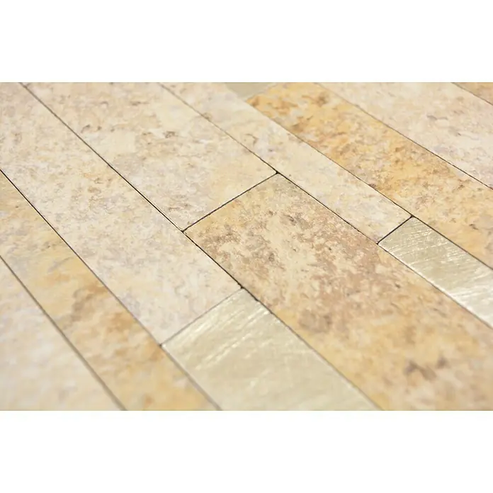 Selbstklebemosaik SAM 4GV36LBG - 30 x 30 cm, Braun, Matt - Detailaufnahme eines Steinwandpaneels in Beige- und Goldtönen, das eine natürliche und elegante Textur zeigt. Ideal für Innenarchitektur.