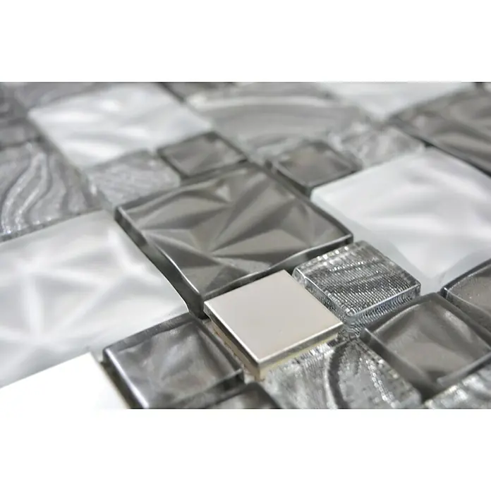 Mosaikfliese Crystal Mix XCM NIKO50 - 30 x 30 cm, Grau/Schwarz, Glänzend - Nahaufnahme von grauen und weißen Glasmosaikfliesen mit verschiedenen Texturen und Oberflächen.