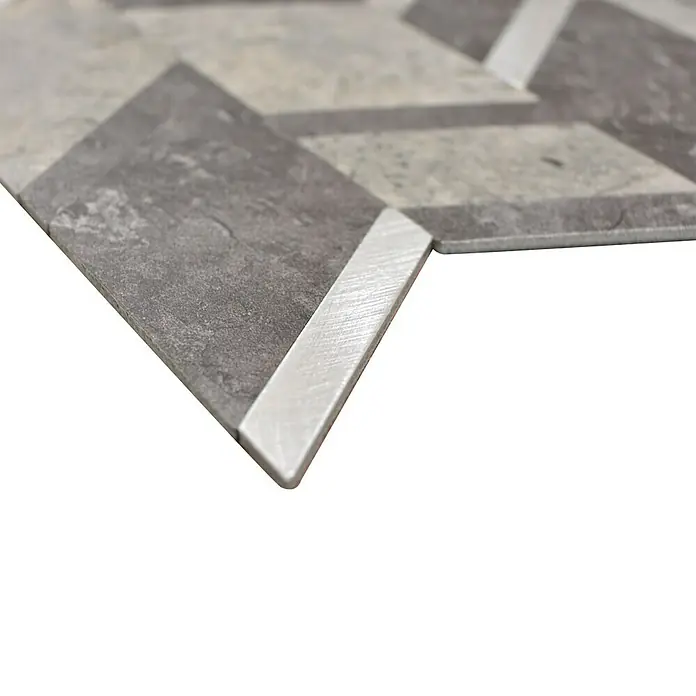 Selbstklebemosaik SAM 4AR44CDG - 28 x 29 cm, Steingrau, Matt - Nahaufnahme eines grauen Wandpaneels mit geometrischem Muster und silberfarbenen Akzenten.