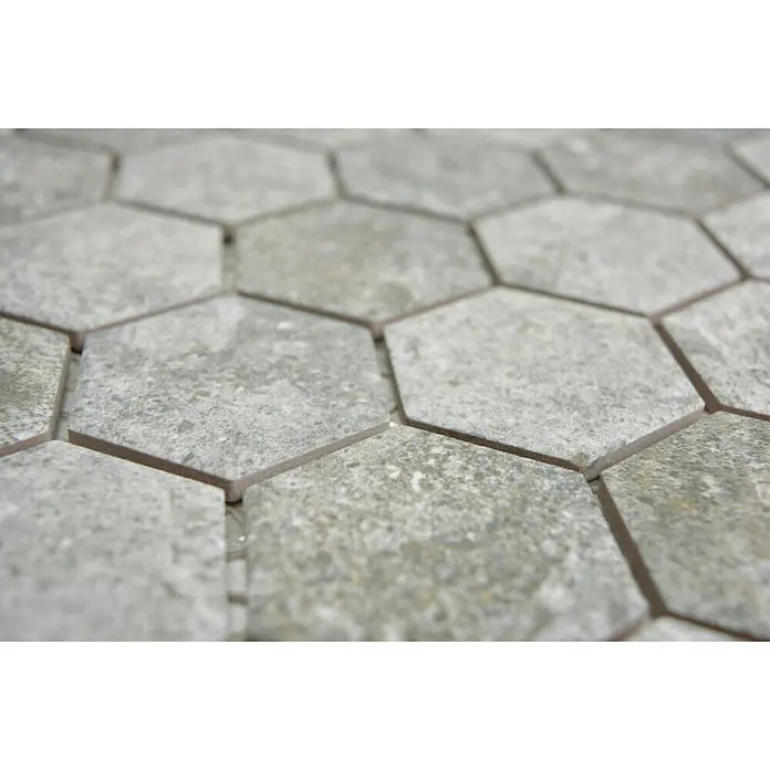 Mosaikfliese Hexagon HX CURIO GG - 32,5 x 28,1 cm, Grau, Matt - Nahaufnahme von sechseckigen, grauen Bodenfliesen mit gesprenkeltem Muster, die ein modernes Designelement für jeden Raum bieten.