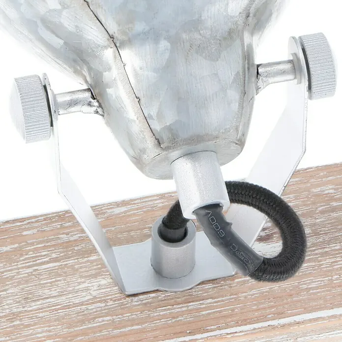 Tween Light Foglio Deckenstrahler - 40 W, L x B x H: 44 x 19 x 21 cm, Silber, E27, Anzahl Leuchtmittel: 2 Stk. - Nahaufnahme einer rustikalen Wandleuchte mit Metallelementen und einem schwarzen Kabel auf einem Holzbrett.