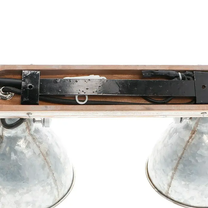 Tween Light Foglio Deckenstrahler - 40 W, L x B x H: 44 x 19 x 21 cm, Silber, E27, Anzahl Leuchtmittel: 2 Stk. - Nahaufnahme einer Vintage-Deckenleuchte mit Metallschirmen und Holzbalken, die einen industriellen Charme ausstrahlt.