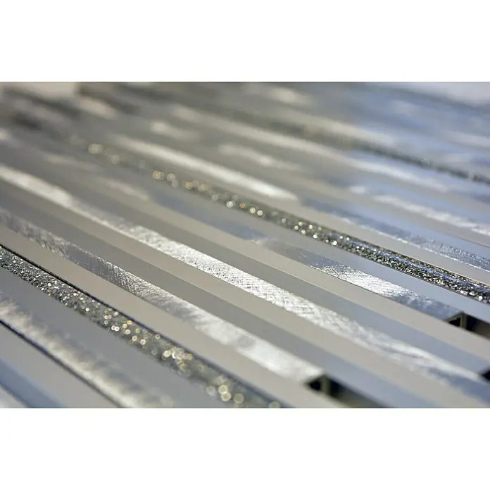 Mosaikfliese Verbund ALF L401GS - 27,2 x 30,2 cm, Silber, Matt - Nahaufnahme einer silbernen Wandfliese mit glitzernden Akzenten für ein modernes und stilvolles Interieur.