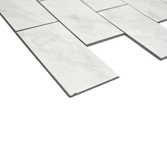 Selbstklebemosaik SAM 4SW11CLG - 29,5 x 29 cm, Weiß, Glänzend - Nahaufnahme der eleganten, rechteckigen weißen Wandfliesen mit feinen Marmorierungen, perfekt für moderne Innenräume.