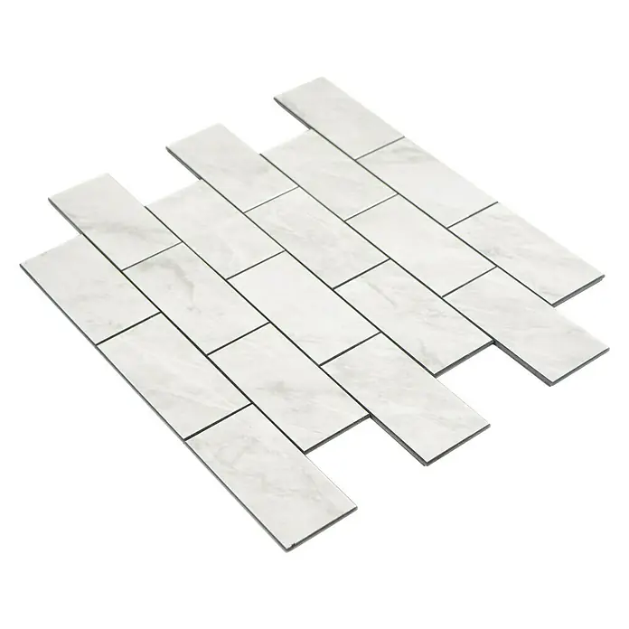 Selbstklebemosaik SAM 4SW11CLG - 29,5 x 29 cm, Weiß, Glänzend - Nahaufnahme eines Musters aus weißen Marmorfliesen im Fischgrätenmuster, ideal für moderne Innenräume.