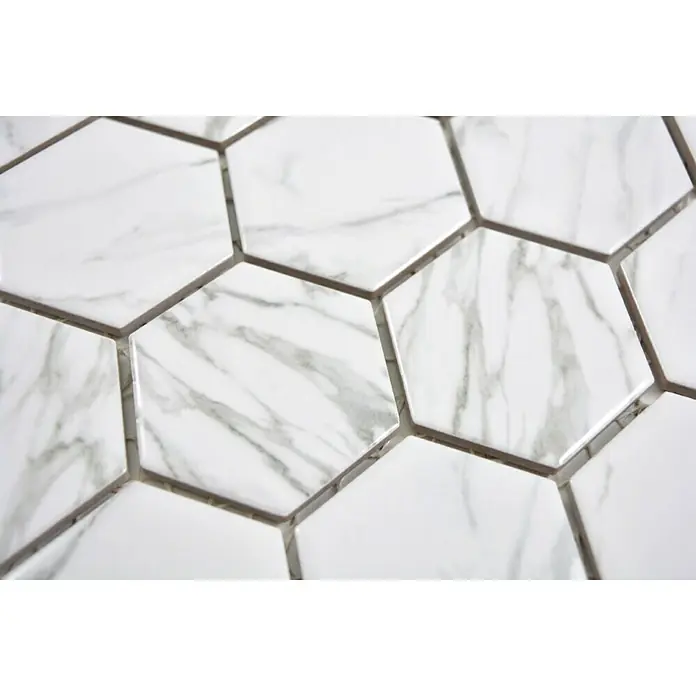 Mosaikfliese Hexagon HX CURIO CW - 32,5 x 28,1 cm, Weiß, Glänzend - Nahaufnahme von weißen Marmor-Sechseckfliesen mit grauen Fugen, die ein elegantes und modernes Muster für Badezimmer oder Küchenböden ergeben.