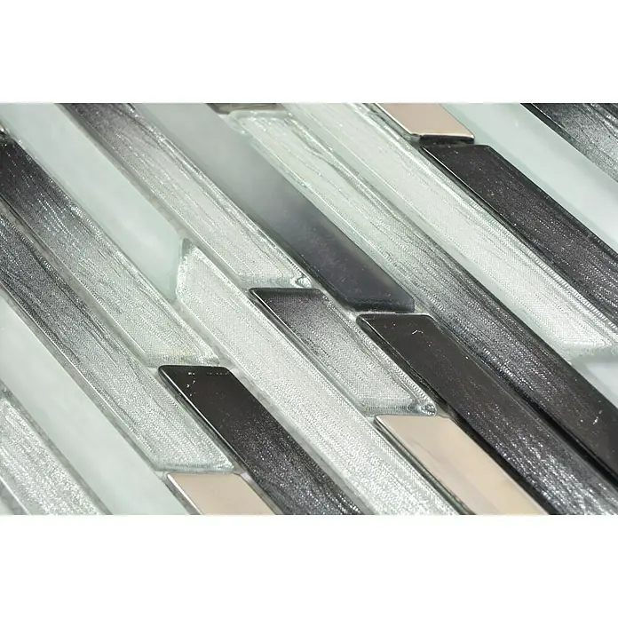 Mosaikfliese Verbund Crystal XCM GV815 - 30 x 30 cm, Schwarz/Silber, Glänzend - Detailaufnahme eines Mosaiks mit silbernen, grauen und weißen Glasfliesen, die ein elegantes und modernes Design zeigen.