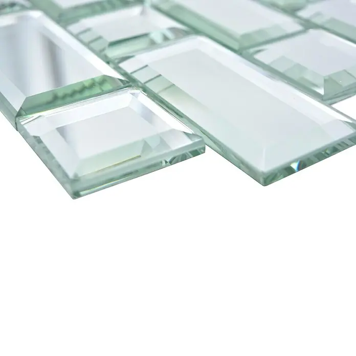 Mosaikfliese Mirror Metro XSPM 05 - 29,8 x 29,8 cm, Spiegel, Glänzend - Nahaufnahme einer Glasfliese mit abgeschrägten Kanten, die ein elegantes und modernes Designelement zeigt.