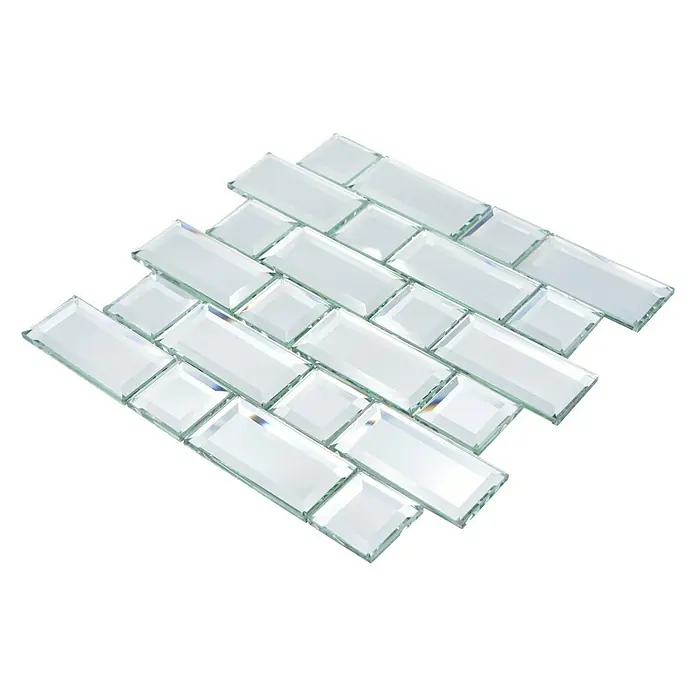 Mosaikfliese Mirror Metro XSPM 05 - 29,8 x 29,8 cm, Spiegel, Glänzend - Nahaufnahme eines Musters von rechteckigen, transparenten Glasfliesen, die in einem versetzten Format aufgereiht sind, ideal für modernes Fliesendesign.