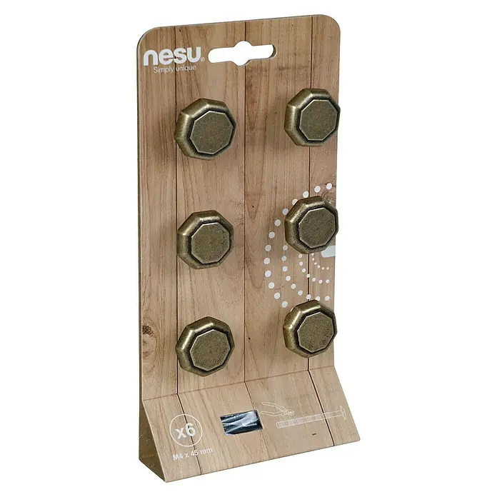 Nesu Pomo para muebles Plano - Ø x Al: 30 x 20 mm, Cuero viejo, 6 ud. - Primer plano de seis pomos octogonales dorados sobre una tarjeta de madera con la inscripción "nesu Simply unique".