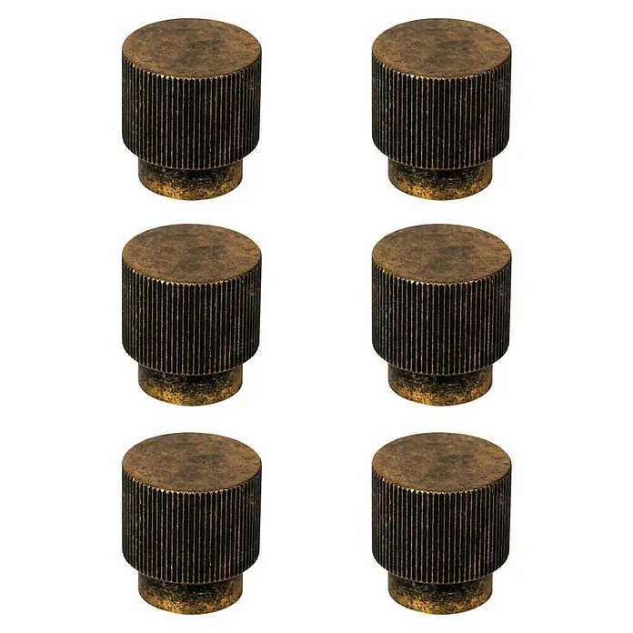 Nesu Pomo para muebles Rad - Diámetro: 128 mm, Bronce, 6 ud. - La imagen muestra seis pomos moleteados de color dorado con un aspecto vintage sobre un fondo negro. Ideal para muebles o electrónica.