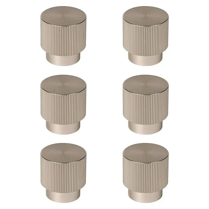 Nesu Pomo para muebles Rad - Diámetro: 128 mm, Inoxidable, 6 ud. - Primer plano de seis pomos de níquel cepillado con textura moleteada. Los pomos están dispuestos sobre un fondo negro.