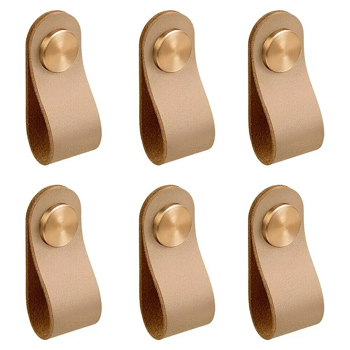 Nesu Pomo para muebles Piel - Arena, 6 ud. - Primer plano de seis tiradores de muebles modernos de cuero con pomos dorados sobre un fondo negro.