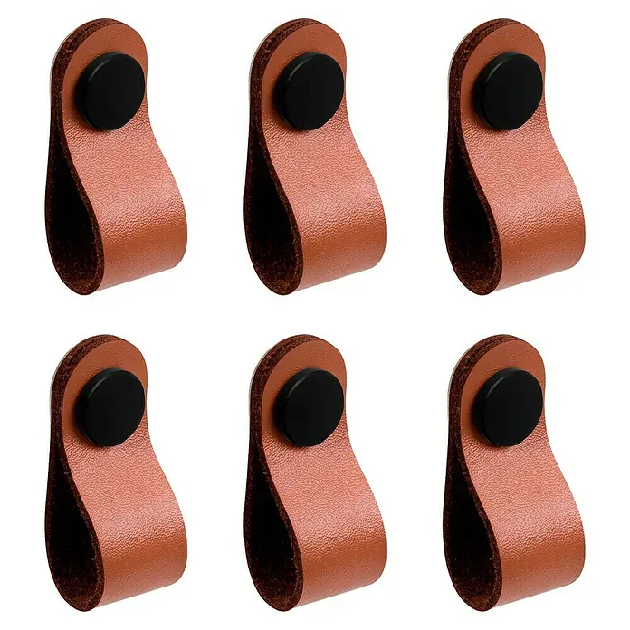 Nesu Pomo para muebles Piel - Marrón, 6 ud. - Primer plano de seis tiradores de cuero marrón con pomos negros sobre un fondo negro, ideales para muebles.