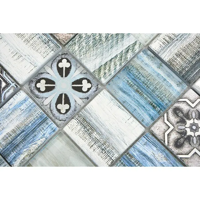 Mosaikfliese Quadrat Crystal XCM WOOD 300 - 30 x 30 cm, Blau/Grau, Glänzend - Nahaufnahme eines Mosaiks mit blau-weißen Fliesen in Holzoptik und dekorativen floralen Mustern, die eine elegante und rustikale Atmosphäre schaffen.
