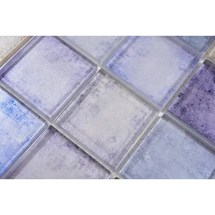 Mosaikfliese Quadrat Crystal SKY 000 - 30 x 30 cm, Blau, Glänzend - Nahaufnahme von schimmernden, quadratischen Glasmosaikfliesen in verschiedenen Violett- und Blautönen, ideal für stilvolle Wandgestaltungen.