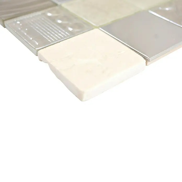 Mosaikfliese Quadrat Crystal XCM 8RK13 - 30 x 30 cm, Beige, Glänzend - Nahaufnahme von elfenbeinfarbenen und silbernen Mosaikfliesen. Hervorhebung der Textur und des Glanzes der Fliesen mit einem quadratischen Format.