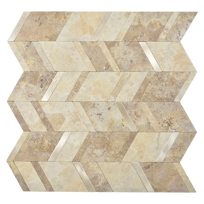 Selbstklebemosaik SAM 4AR46LBG - 28 x 29 cm, Beige/Grau, Matt - Nahaufnahme eines Mosaikfliesenmusters in Chevron-Form mit Stein- und Metallelementen auf schwarzem Hintergrund.