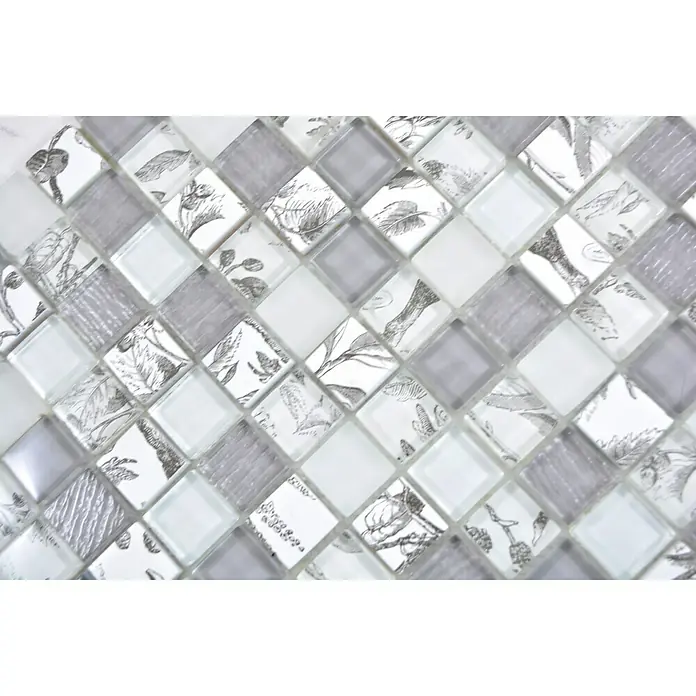 Mosaikfliese Quadrat Crystal XCM JT12 - 29,8 x 29,8 cm, Grau, Glänzend - Nahaufnahme von floralem Glasmosaik, mit weißen, grauen und gemusterten Steinen, ideal für stilvolle Wandgestaltungen im Innenbereich.