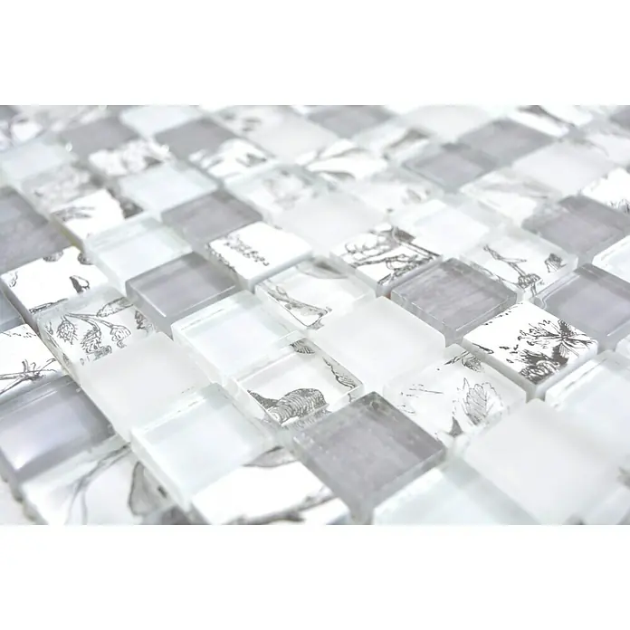 Mosaikfliese Quadrat Crystal XCM JT12 - 29,8 x 29,8 cm, Grau, Glänzend - Nahaufnahme von weißen und grauen Glasmosaikfliesen mit floralen Motiven, die ein elegantes und modernes Design für Innenräume zeigen.
