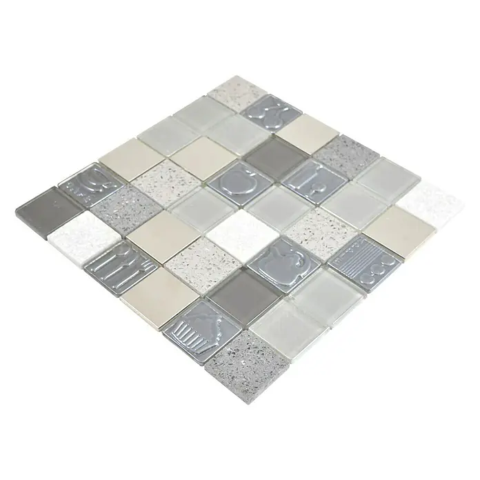 Mosaikfliese Quadrat Crystal XCM 8RK39 - 30 x 30 cm, Grau/Blau/Weiß, Glänzend - Nahaufnahme eines quadratischen Mosaiks aus verschiedenen Materialien und Mustern in Grautönen.