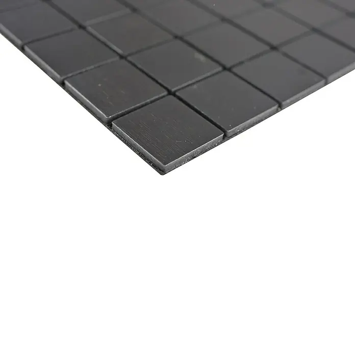 Selbstklebemosaik SAM 4AL3B - 29 x 29 cm, Schwarz, Matt - Nahaufnahme von schwarzen, quadratischen Mosaikfliesen, die auf einer ebenen Fläche angeordnet sind, ideal für moderne Innenräume.