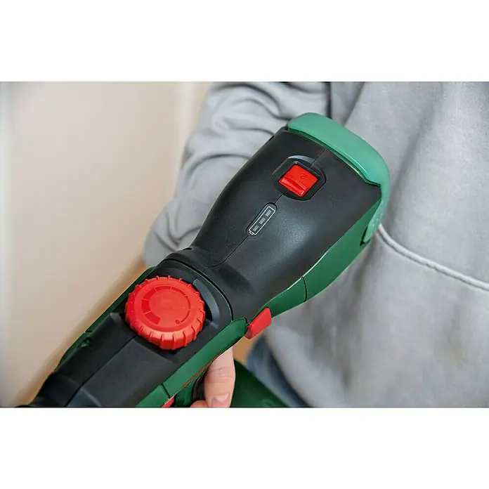 Bosch Power for All 18V Akku-Farbsprühsystem Universal Spray 18V-300 - 18 V, Ohne Akku, Max. Fördermenge: 0,3 l/min - Nahaufnahme eines Akku-Bohrhammers von Bosch mit grünen und schwarzen Akzenten und roten Knöpfen, der von einer Person gehalten wird.