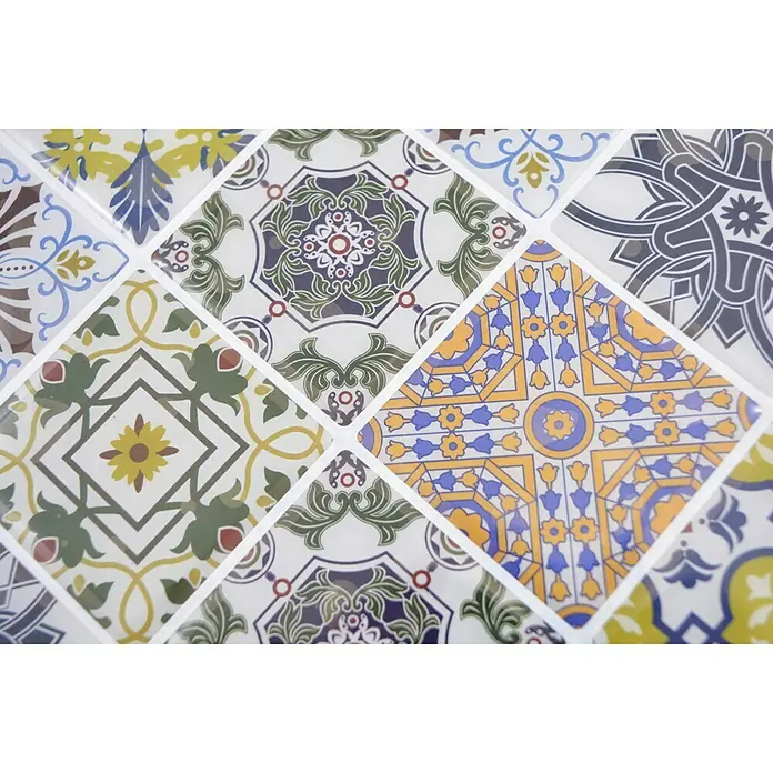 Selbstklebemosaik SVM RETRO - 25,5 x 25,5 cm, Mehrfarbig, Glänzend - Nahaufnahme der Dekorelemente und des Designs einer gemusterten Küchenrückwand.