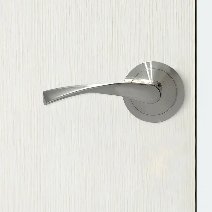 Micel Conjunto de picaporte 707 - Grosor de la puerta: 35 mm - 45 mm, Aluminio, Curvado, Níquel - Primer plano de una moderna manija de puerta de níquel satinado sobre una puerta blanca, con una palanca de diseño elegante y retorcido.