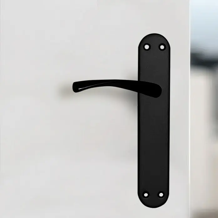 Micel Conjunto de picaporte 707 - Aluminio - Primer plano de una manija negra en una puerta blanca. La manija tiene un diseño elegante y moderno.