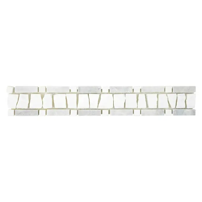 Fliesenbordüre Ladder BO LA GW03 - 30 x 5 cm, Mix Grau/Weiß, Matt - Nahaufnahme einer dekorativen Bordüre aus weißen und grauen Marmormosaiksteinen, ideal für Badezimmer oder Küchen.